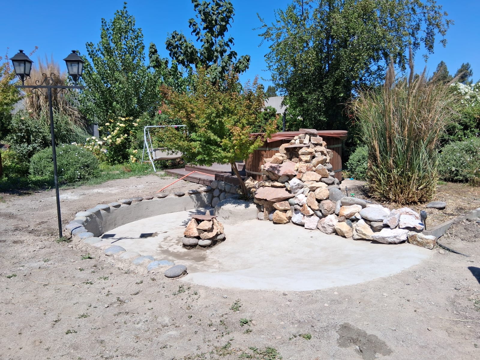 Pileta ornamental con cascada de piedras en ejecución
