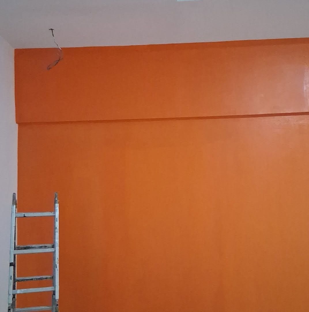 Muro interior terminado con pintura color naranja