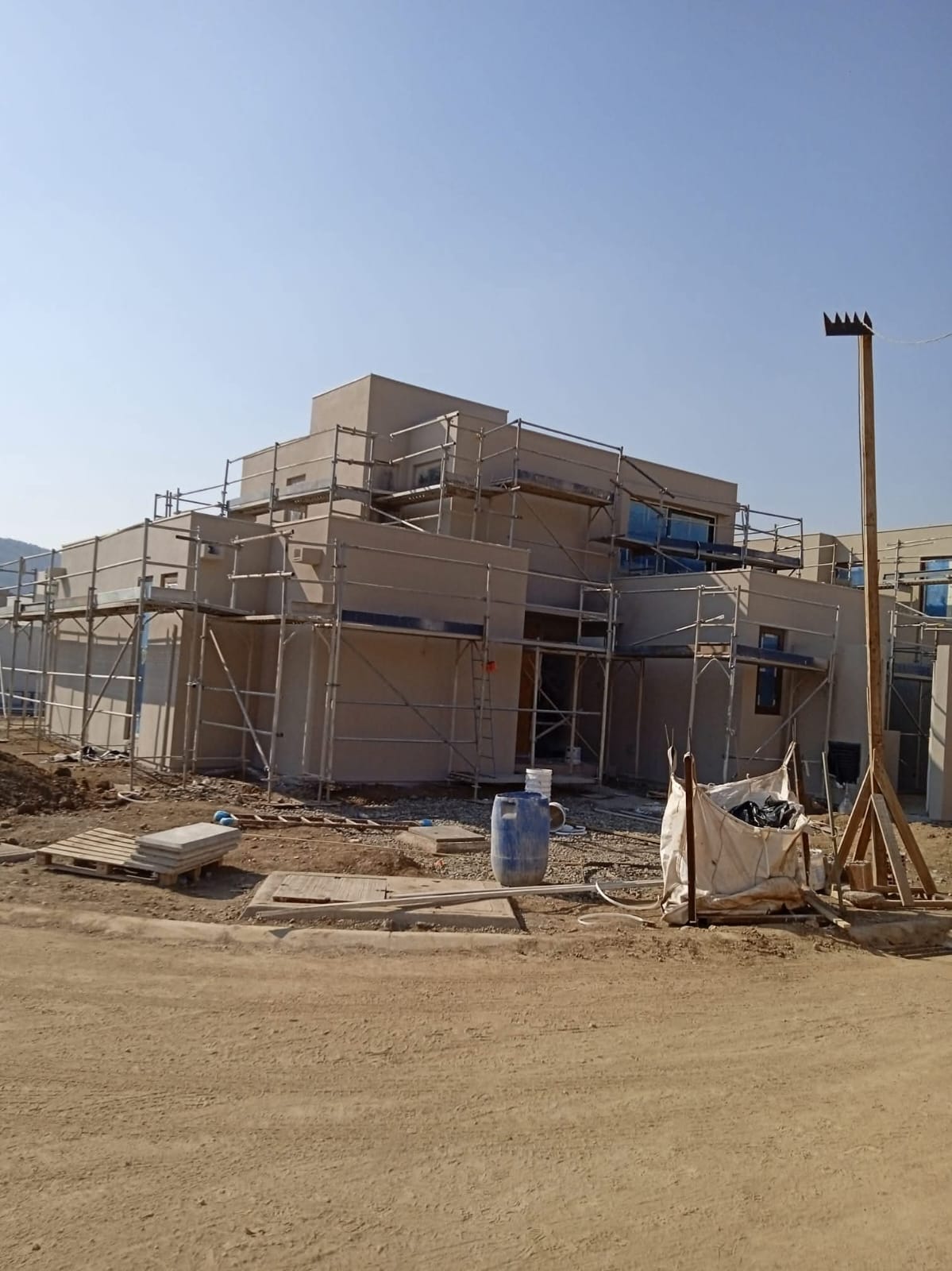Vivienda con andamios durante trabajos exteriores